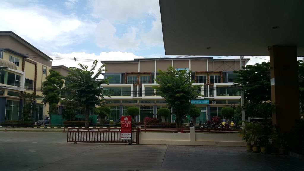 ภาพถนนตรงที่ Chiangmaibabyshop ตั้งอยู่ ถ่ายโดย jrcarlsen พ.ศ. 2559 (2016) · A street-level view of where Chiangmaibabyshop stands, by jrcarlsen in 2559 (2016)