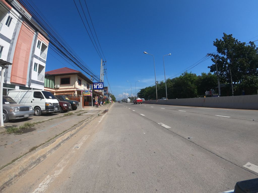 ภาพถนนตรงที่ เสริมสวย บีบี๋ บิวตี้ ตั้งอยู่ ถ่ายโดย chanuwath_grab พ.ศ. 2562 (2019) · A street-level view of where เสริมสวย บีบี๋ บิวตี้ · Soemsuai B Bi Beauty stands, by chanuwath_grab in 2562 (2019)