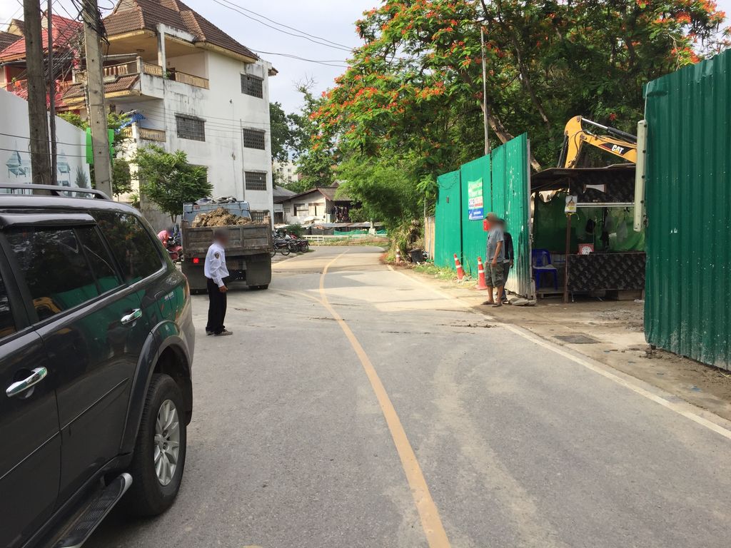 ภาพถนนตรงที่ Nivas Chiangmai ตั้งอยู่ ถ่ายโดย alvinsj พ.ศ. 2560 (2017) · A street-level view of where Nivas Chiangmai stands, by alvinsj in 2560 (2017)