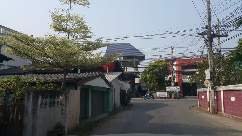 ภาพถนนตรงที่ มีความสุขสาขาสารภี ตั้งอยู่ ถ่ายโดย jrcarlsen พ.ศ. 2562 (2019) · A street-level view of where มีความสุขสาขาสารภี · Mikhwamsuk Sakha Saraphi stands, by jrcarlsen in 2562 (2019)