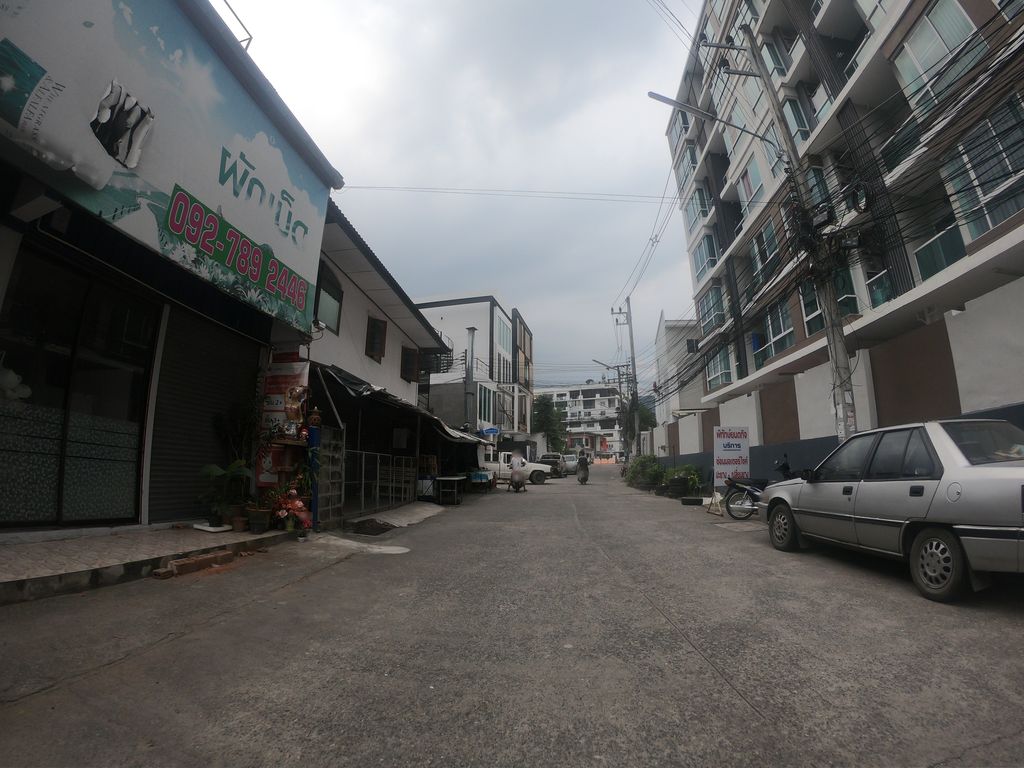 ภาพถนนตรงที่ Peony house Cafe ตั้งอยู่ ถ่ายโดย chanuwath_grab พ.ศ. 2562 (2019) · A street-level view of where Peony house Cafe stands, by chanuwath_grab in 2562 (2019)