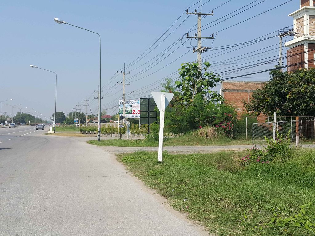 ภาพถนนตรงที่ E-Dokหม่าล่า ตั้งอยู่ ถ่ายโดย jrcarlsen พ.ศ. 2558 (2015) · A street-level view of where E-Dokหม่าล่า stands, by jrcarlsen in 2558 (2015)