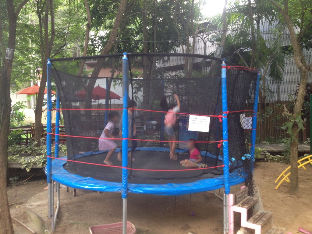 ภาพถนนตรงที่ Doi Kham Tree House P ตั้งอยู่ ถ่ายโดย jimwatana พ.ศ. 2558 (2015) · A street-level view of where Doi Kham Tree House P stands, by jimwatana in 2558 (2015)