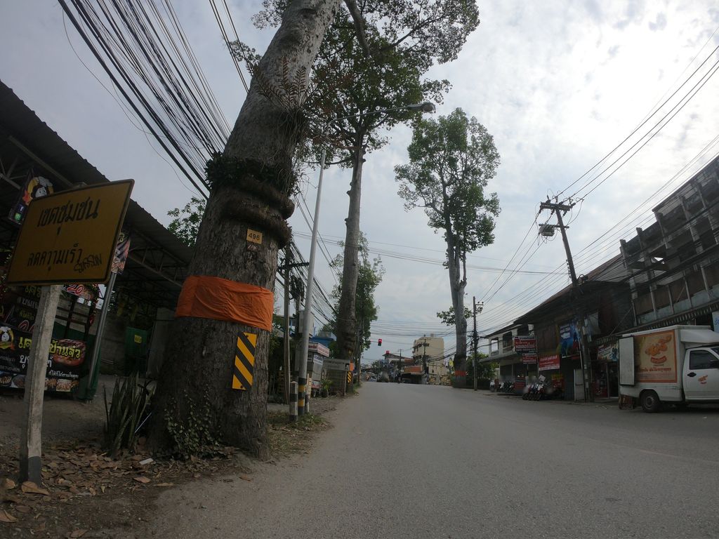 ภาพถนนตรงที่ สเต็กเรือนทิพย์ ตั้งอยู่ ถ่ายโดย chanuwath_grab พ.ศ. 2562 (2019) · A street-level view of where สเต็กเรือนทิพย์ · Steak Ruean Thip stands, by chanuwath_grab in 2562 (2019)