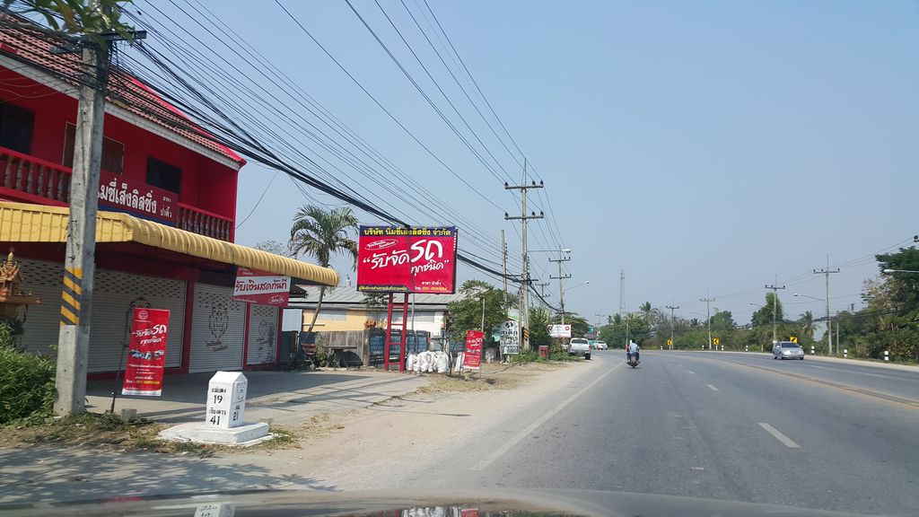 ภาพถนนตรงที่ Whan Jeab Cafe' Maerim ตั้งอยู่ ถ่ายโดย jrcarlsen พ.ศ. 2560 (2017) · A street-level view of where Whan Jeab Cafe' Maerim stands, by jrcarlsen in 2560 (2017)