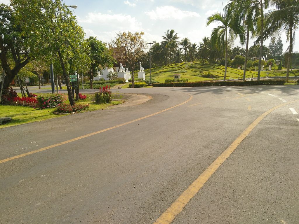 ภาพถนนตรงที่ Royal Flora Park @ Chiengmai ตั้งอยู่ ถ่ายโดย bahjesaispas พ.ศ. 2562 (2019) · A street-level view of where Royal Flora Park @ Chiengmai stands, by bahjesaispas in 2562 (2019)