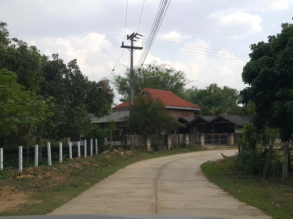 ภาพถนนตรงที่ Pumpkin House เมืองคอง ตั้งอยู่ ถ่ายโดย jrcarlsen พ.ศ. 2558 (2015) · A street-level view of where Pumpkin House เมืองคอง stands, by jrcarlsen in 2558 (2015)