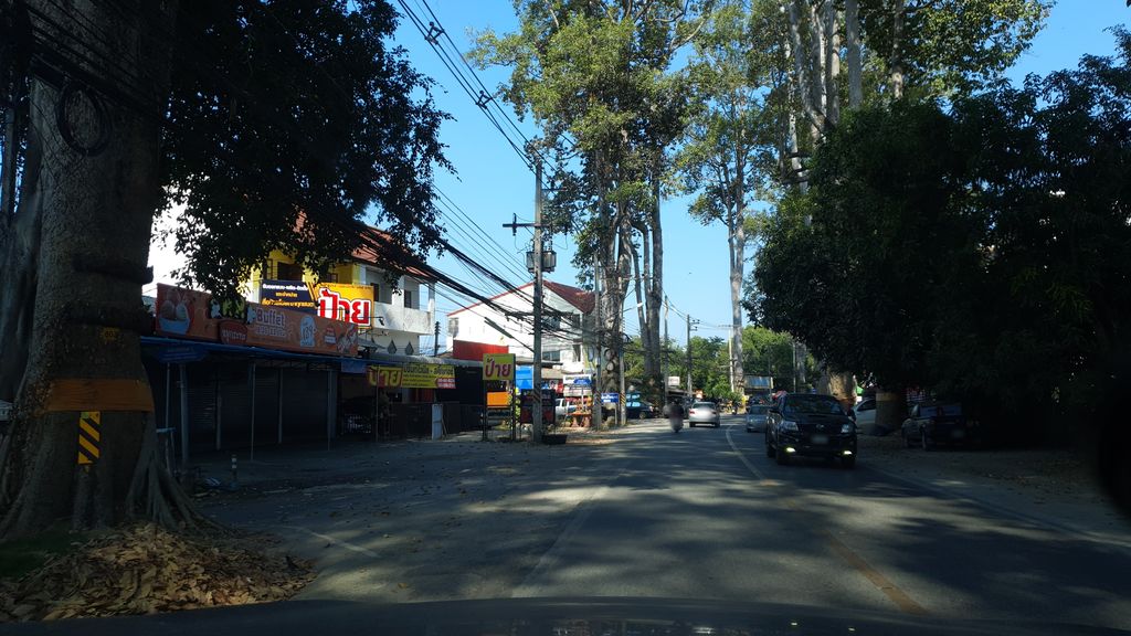 ภาพถนนตรงที่ Sushi Oki ตั้งอยู่ ถ่ายโดย jrcarlsen พ.ศ. 2562 (2019) · A street-level view of where Sushi Oki stands, by jrcarlsen in 2562 (2019)