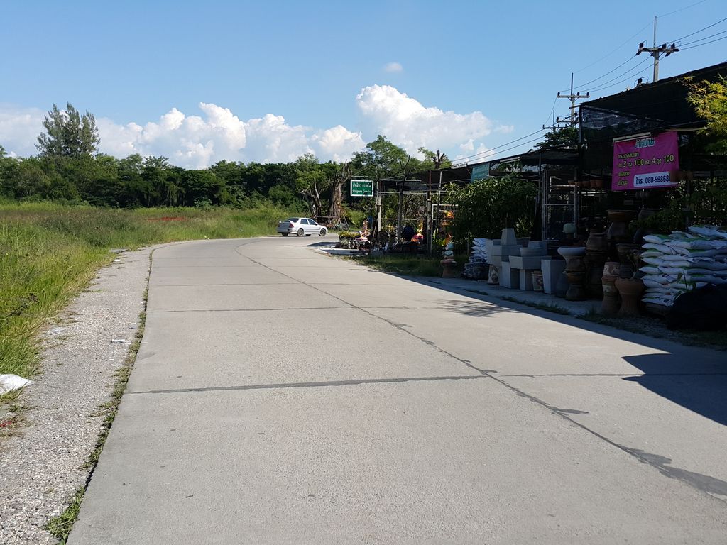 ภาพถนนตรงที่ 8 Garage ตั้งอยู่ ถ่ายโดย jrcarlsen พ.ศ. 2557 (2014) · A street-level view of where 8 Garage stands, by jrcarlsen in 2557 (2014)