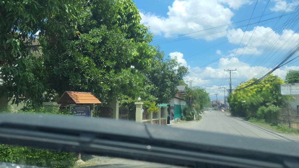 ภาพถนนตรงที่ ขนมไทยสันกำแพง ตั้งอยู่ ถ่ายโดย jrcarlsen พ.ศ. 2564 (2021) · A street-level view of where ขนมไทยสันกำแพง · Khanomthai San Kamphaeng stands, by jrcarlsen in 2564 (2021)