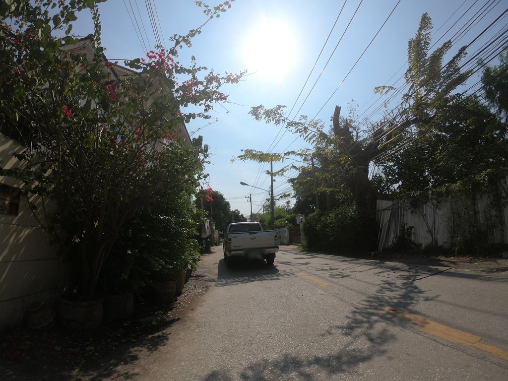 ภาพถนนตรงที่ ดาวอีซี่ ตั้งอยู่ ถ่ายโดย chanuwath_grab พ.ศ. 2562 (2019) · A street-level view of where ดาวอีซี่ · Daoisi stands, by chanuwath_grab in 2562 (2019)