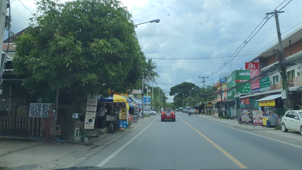 ภาพถนนตรงที่ Chuanwaan CAFE ชวนหวานคาเฟ่ ตั้งอยู่ ถ่ายโดย jrcarlsen พ.ศ. 2564 (2021) · A street-level view of where Chuanwaan CAFE ชวนหวานคาเฟ่ stands, by jrcarlsen in 2564 (2021)