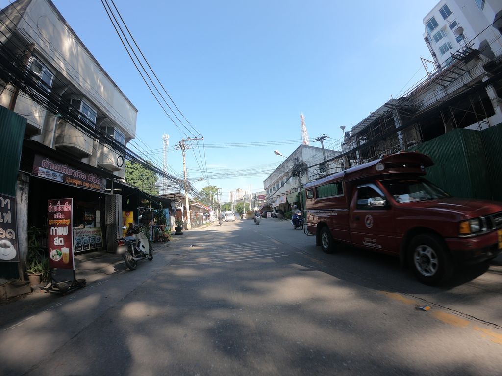 ภาพถนนตรงที่ ก๋วยเตี๋ยวเรือ พี่อี๊ด สูตรอยุธยา ตั้งอยู่ ถ่ายโดย chanuwath_grab พ.ศ. 2562 (2019) · A street-level view of where ก๋วยเตี๋ยวเรือ พี่อี๊ด สูตรอยุธยา · Kuai Tiaoruea Phiit Sutroithaya stands, by chanuwath_grab in 2562 (2019)