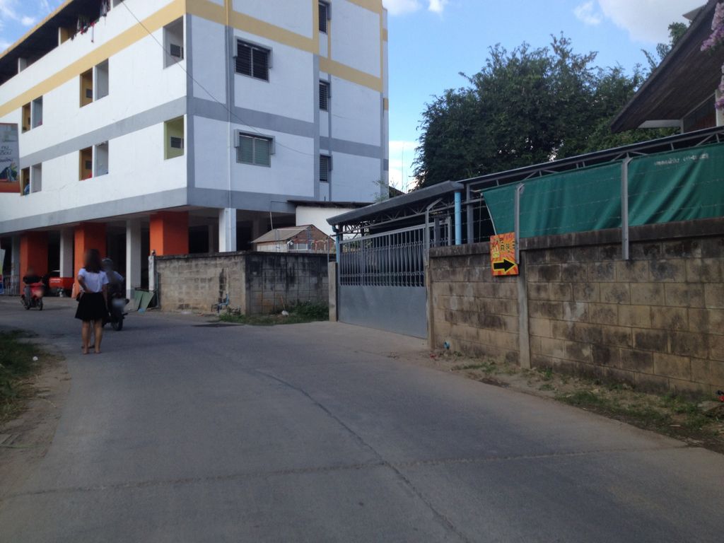 ภาพถนนตรงที่ สถานียำ20 ตั้งอยู่ ถ่ายโดย jimwatana พ.ศ. 2558 (2015) · A street-level view of where สถานียำ20 · Sathani Yam20 stands, by jimwatana in 2558 (2015)
