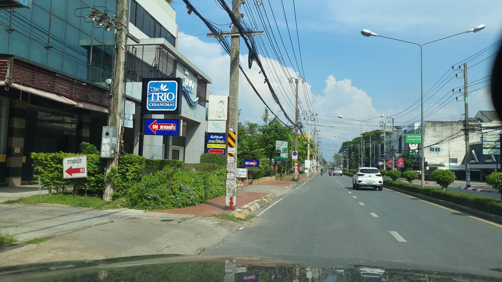 ภาพถนนตรงที่ Chiang Mai Condo ตั้งอยู่ ถ่ายโดย jrcarlsen พ.ศ. 2564 (2021) · A street-level view of where Chiang Mai Condo stands, by jrcarlsen in 2564 (2021)