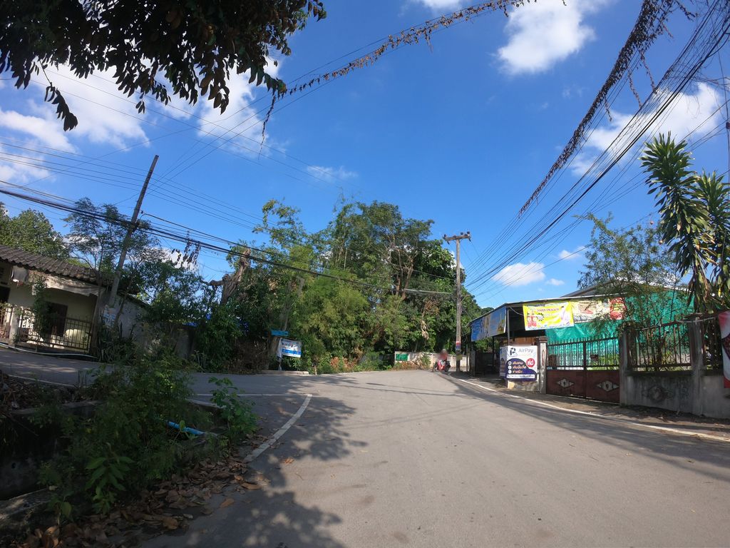 ภาพถนนตรงที่ ร้านค้าประชารัฐ ตั้งอยู่ ถ่ายโดย chanuwath_grab พ.ศ. 2562 (2019) · A street-level view of where ร้านค้าประชารัฐ · Ran Kha Pracha Rat stands, by chanuwath_grab in 2562 (2019)