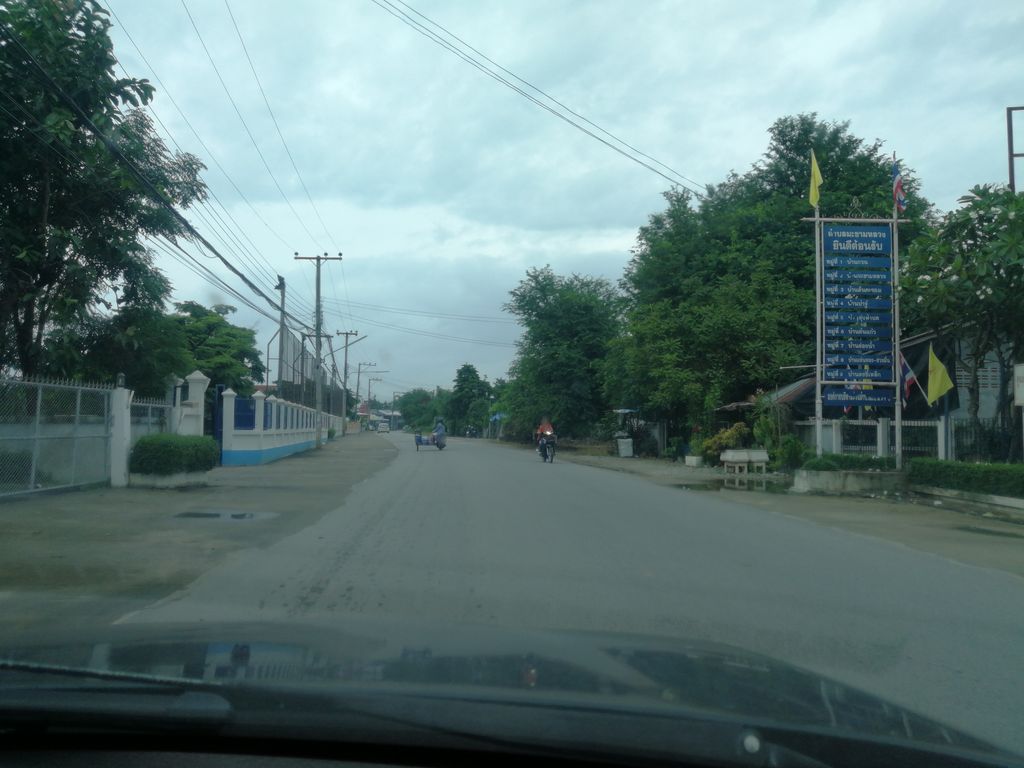 ภาพถนนตรงที่ รพ.สต.บ้านมะขามหลวง ตั้งอยู่ ถ่ายโดย chanon พ.ศ. 2561 (2018) · A street-level view of where รพ.สต.บ้านมะขามหลวง · Rop.sot.ban Makhamluang stands, by chanon in 2561 (2018)