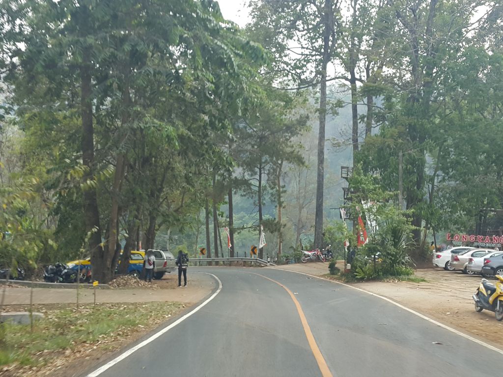 ภาพถนนตรงที่ Smile Sky Hill resort ตั้งอยู่ ถ่ายโดย jrcarlsen พ.ศ. 2559 (2016) · A street-level view of where Smile Sky Hill resort stands, by jrcarlsen in 2559 (2016)