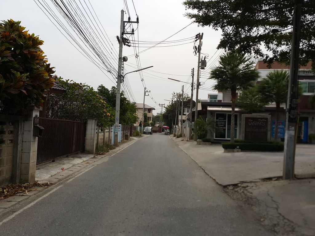 ภาพถนนตรงที่ Blue Eye Bunny Cafe ตั้งอยู่ ถ่ายโดย jrcarlsen พ.ศ. 2557 (2014) · A street-level view of where Blue Eye Bunny Cafe stands, by jrcarlsen in 2557 (2014)