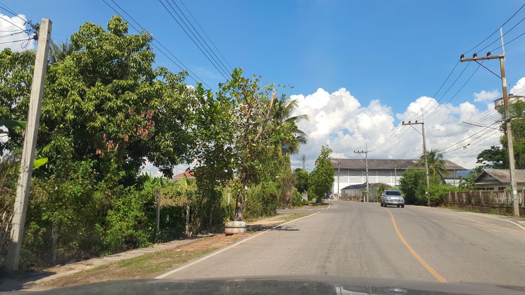 ภาพถนนตรงที่ ร้านนินจาชาบูพร้าว ตั้งอยู่ ถ่ายโดย jrcarlsen พ.ศ. 2564 (2021) · A street-level view of where ร้านนินจาชาบูพร้าว · Ran Nincha Shabu Phrao stands, by jrcarlsen in 2564 (2021)