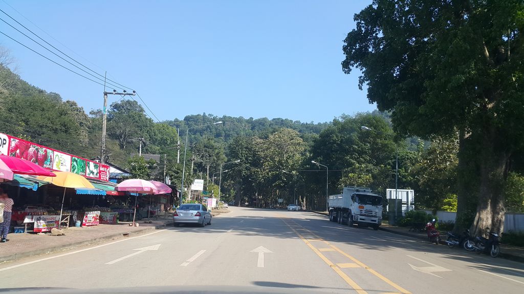 ภาพถนนตรงที่ Samoeng ตั้งอยู่ ถ่ายโดย jrcarlsen พ.ศ. 2560 (2017) · A street-level view of where Samoeng stands, by jrcarlsen in 2560 (2017)