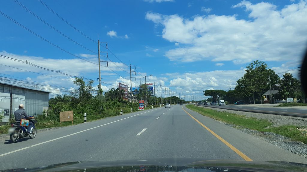 ภาพถนนตรงที่ วณวัทณ์ ค้าไม้ ตั้งอยู่ ถ่ายโดย jrcarlsen พ.ศ. 2564 (2021) · A street-level view of where วณวัทณ์ ค้าไม้ · Wonwat Khamai stands, by jrcarlsen in 2564 (2021)