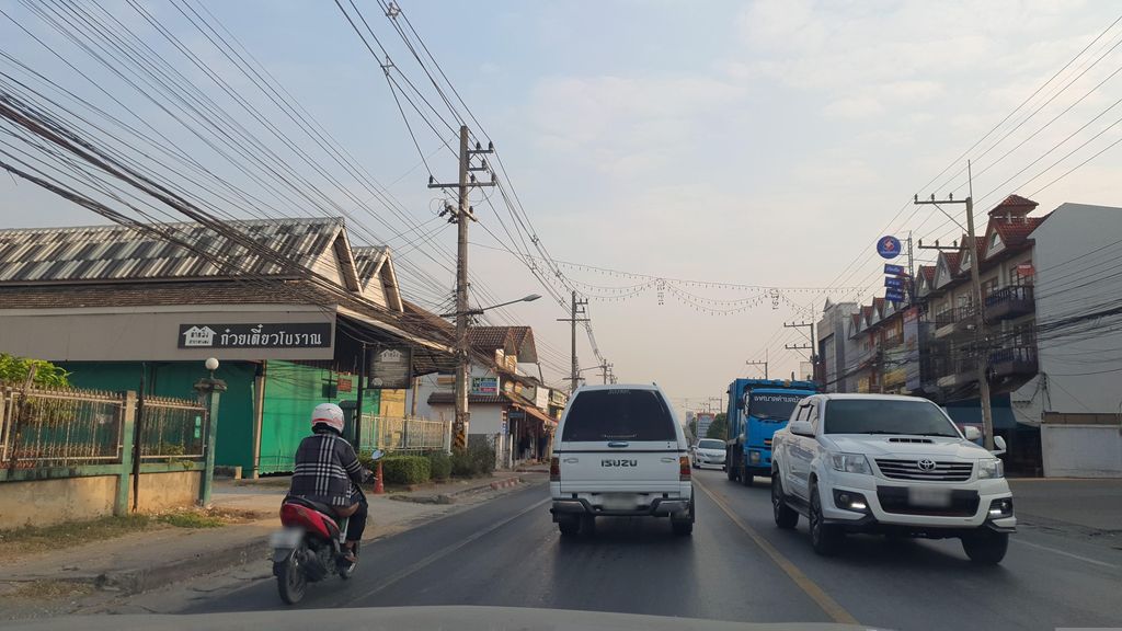 ภาพถนนตรงที่ Big BarBer & Café ตั้งอยู่ ถ่ายโดย jrcarlsen พ.ศ. 2566 (2023) · A street-level view of where Big BarBer & Café stands, by jrcarlsen in 2566 (2023)