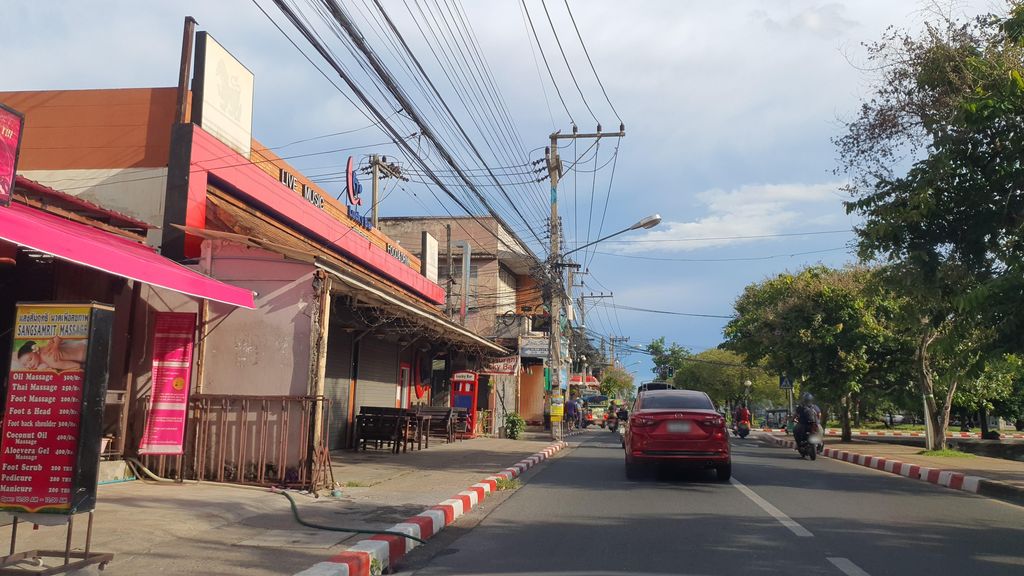 ภาพถนนตรงที่ Chiangmai Elephant Land - Office ตั้งอยู่ ถ่ายโดย jrcarlsen พ.ศ. 2565 (2022) · A street-level view of where Chiangmai Elephant Land - Office stands, by jrcarlsen in 2565 (2022)