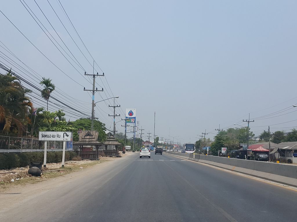 ภาพถนนตรงที่ วัดมะองค์นก ตั้งอยู่ ถ่ายโดย jrcarlsen พ.ศ. 2559 (2016) · A street-level view of where วัดมะองค์นก · Wat Ma Ong Nok stands, by jrcarlsen in 2559 (2016)