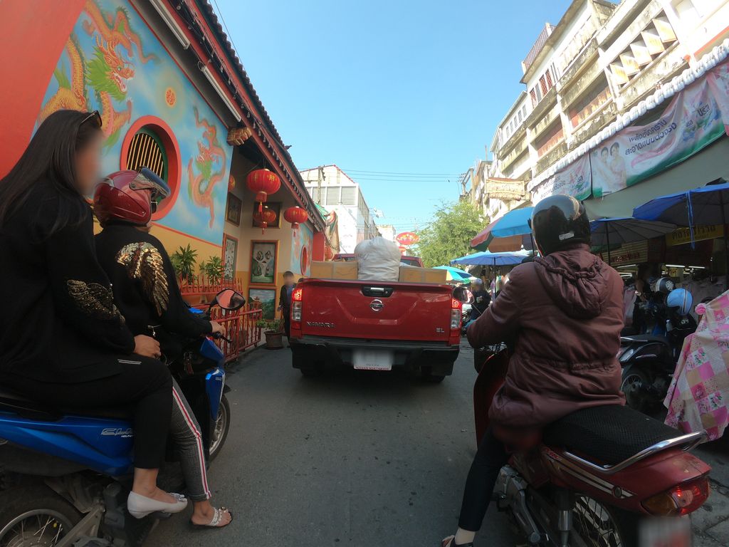ภาพถนนตรงที่ นิ่มซี่เส็ง ขนส่ง 1988 ตั้งอยู่ ถ่ายโดย chanuwath_grab พ.ศ. 2562 (2019) · A street-level view of where นิ่มซี่เส็ง ขนส่ง 1988 · Nimsiseng Khanasong 1988 stands, by chanuwath_grab in 2562 (2019)