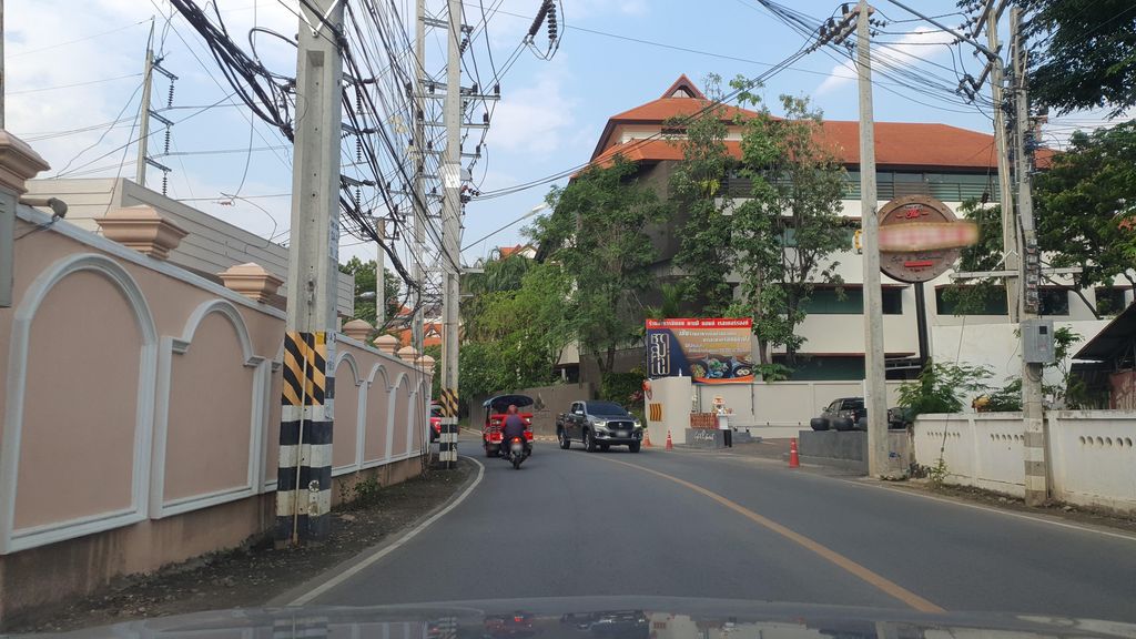 ภาพถนนตรงที่ ฮักBread ฮักBake ตั้งอยู่ ถ่ายโดย jrcarlsen พ.ศ. 2565 (2022) · A street-level view of where ฮักBread ฮักBake stands, by jrcarlsen in 2565 (2022)
