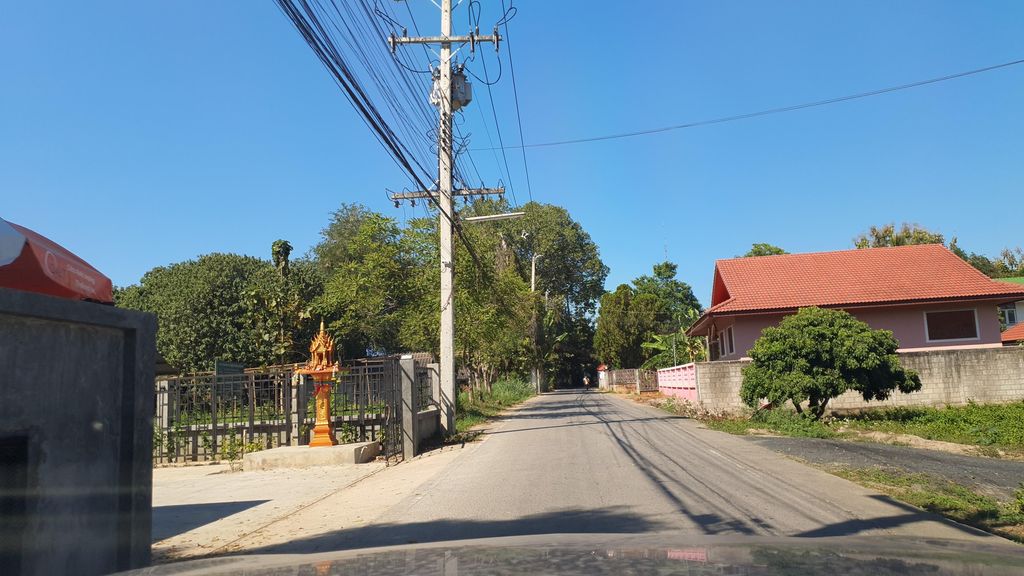 ภาพถนนตรงที่ IPGoodcar รถมือสองเชียงใหม่ ตั้งอยู่ ถ่ายโดย jrcarlsen พ.ศ. 2565 (2022) · A street-level view of where IPGoodcar รถมือสองเชียงใหม่ stands, by jrcarlsen in 2565 (2022)
