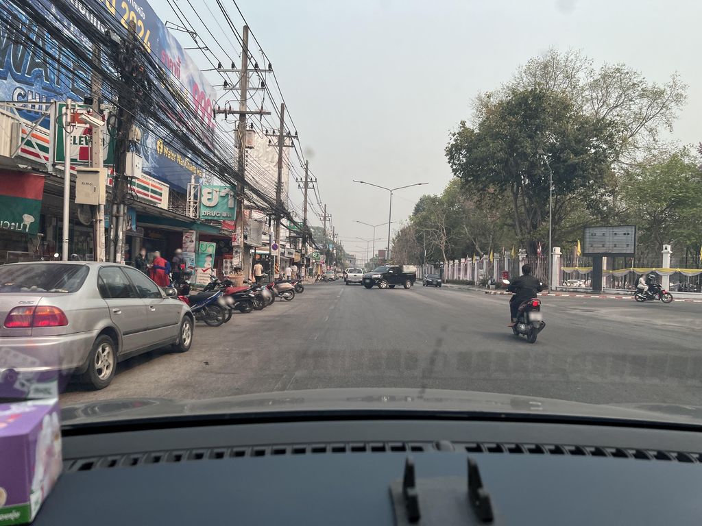 ภาพถนนตรงที่ แว่นตาลูกช้าง ตัดเลนส์ ตรวจวัดสายตา ตั้งอยู่ ถ่ายโดย lin_wang พ.ศ. 2567 (2024) · A street-level view of where แว่นตาลูกช้าง ตัดเลนส์ ตรวจวัดสายตา · Waenta Luk Chang Tatlen Truatwatsaita stands, by lin_wang in 2567 (2024)