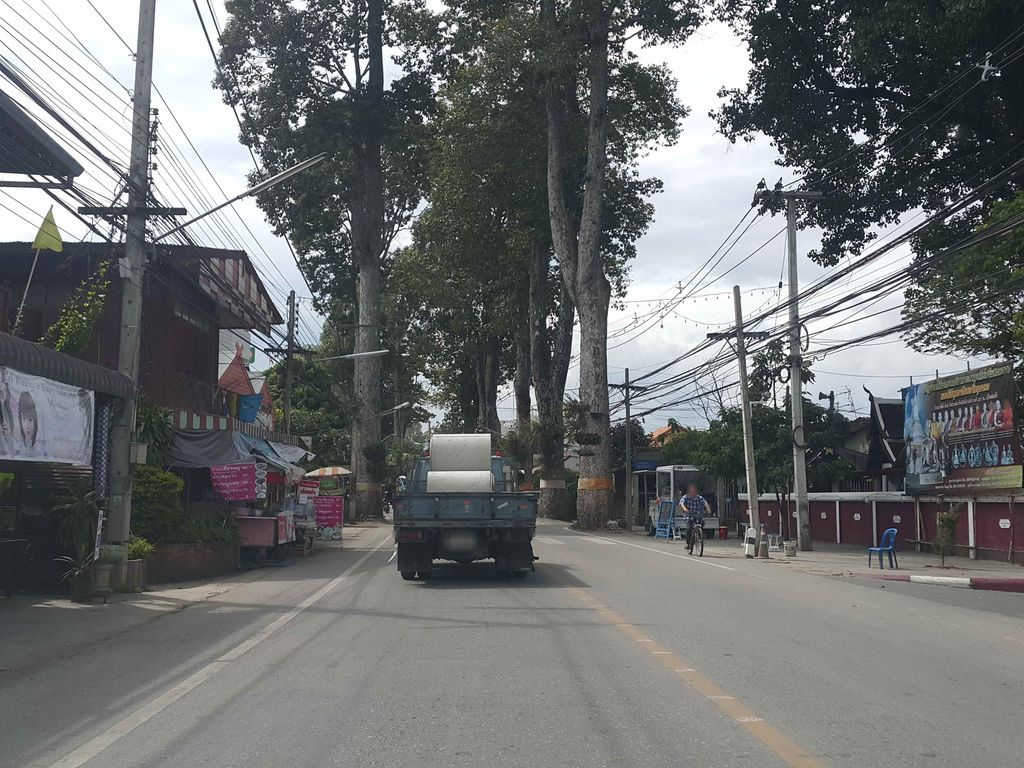 ภาพถนนตรงที่ หจก.สารภีการพิมพ์ ตั้งอยู่ ถ่ายโดย jrcarlsen พ.ศ. 2558 (2015) · A street-level view of where หจก.สารภีการพิมพ์ · .Saraphi Kanphim Partnership stands, by jrcarlsen in 2558 (2015)