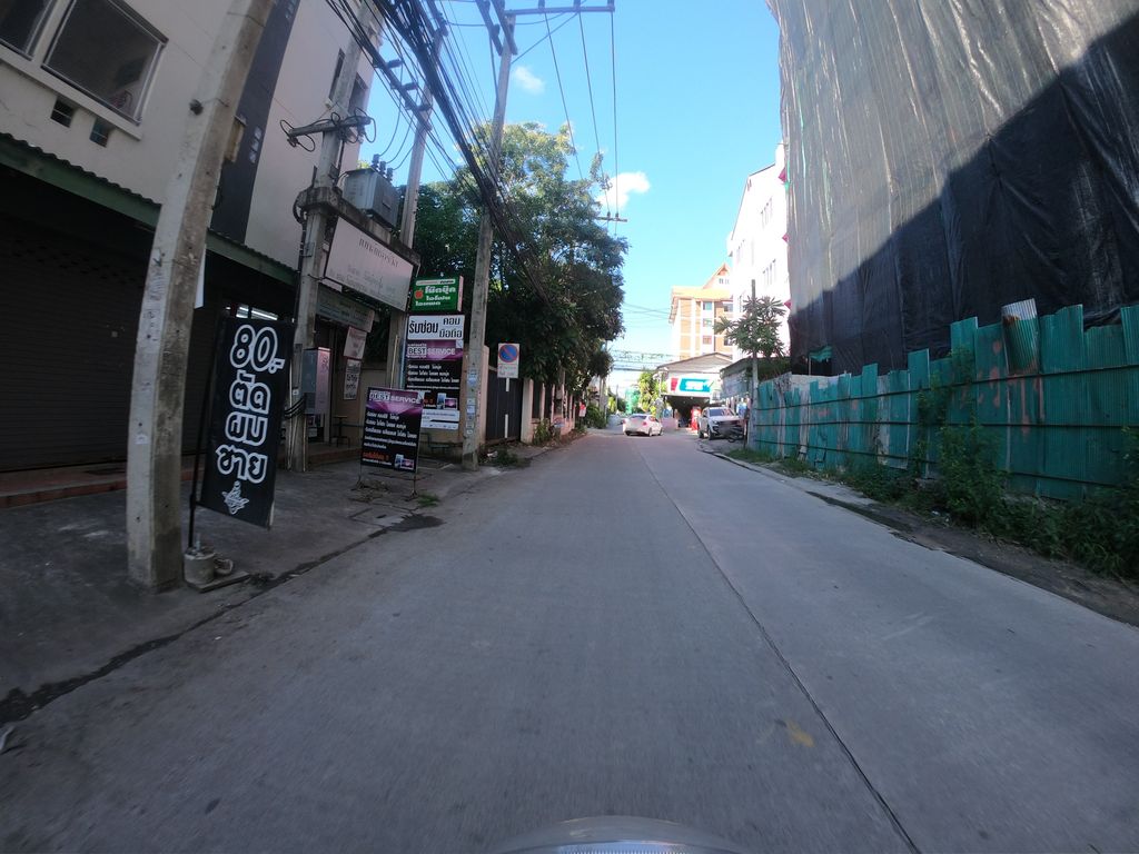 ภาพถนนตรงที่ ร้านตัดผมชาย Hero Barber Shop ตั้งอยู่ ถ่ายโดย chanuwath_grab พ.ศ. 2562 (2019) · A street-level view of where ร้านตัดผมชาย Hero Barber Shop stands, by chanuwath_grab in 2562 (2019)