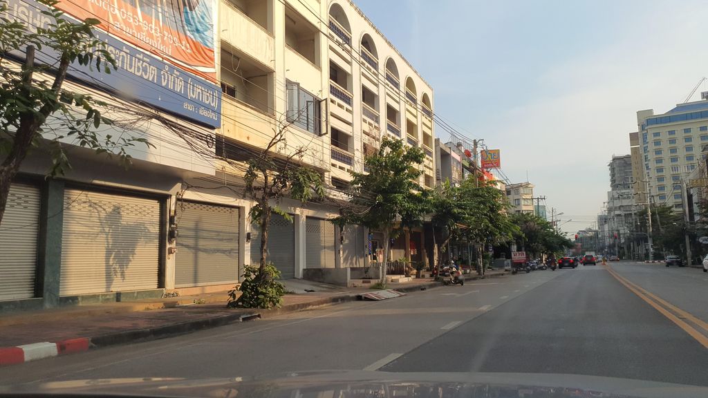 ภาพถนนตรงที่ JM Massage Studio ตั้งอยู่ ถ่ายโดย jrcarlsen พ.ศ. 2564 (2021) · A street-level view of where JM Massage Studio stands, by jrcarlsen in 2564 (2021)