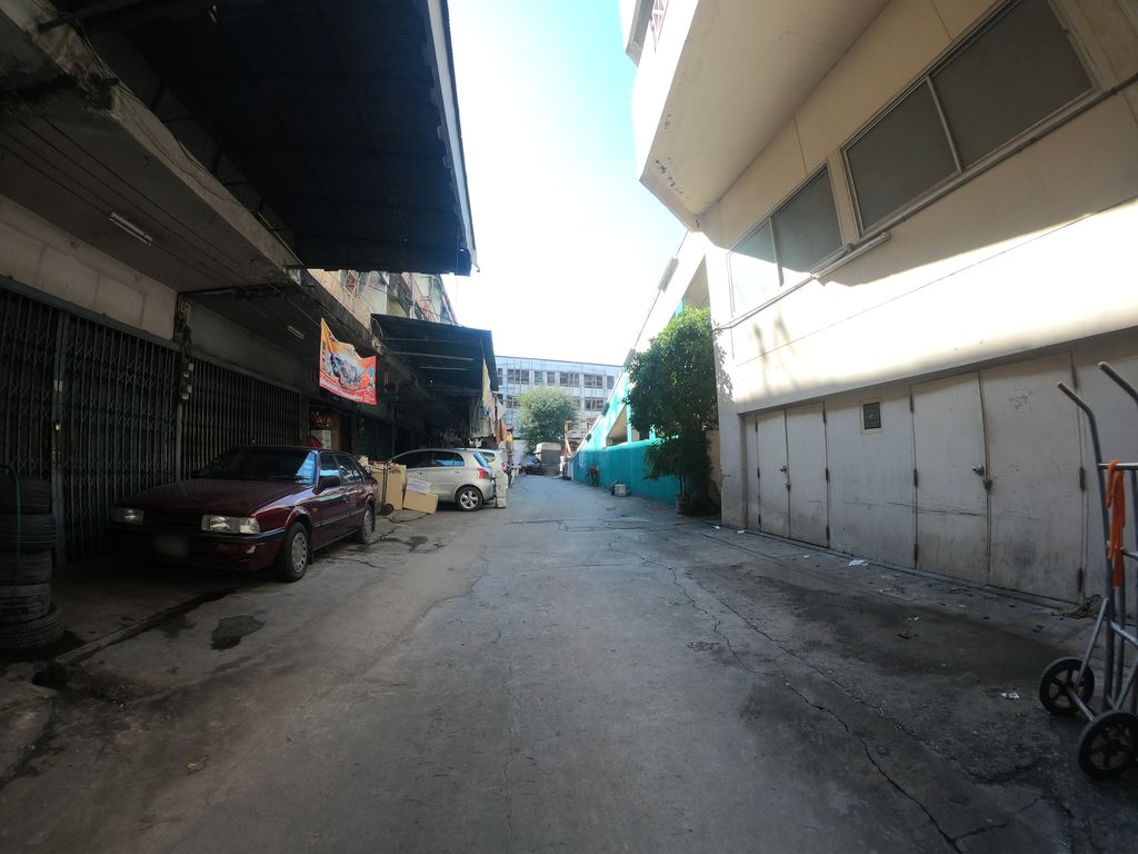 ภาพถนนตรงที่ Jiraphan hardware ตั้งอยู่ ถ่ายโดย chanuwath_grab พ.ศ. 2562 (2019) · A street-level view of where Jiraphan hardware stands, by chanuwath_grab in 2562 (2019)