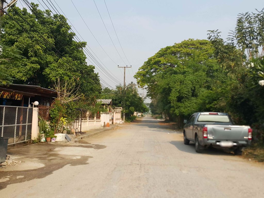 ภาพถนนตรงที่ ร้านไตยมูน ตั้งอยู่ ถ่ายโดย jrcarlsen พ.ศ. 2558 (2015) · A street-level view of where ร้านไตยมูน · Ran Taimun stands, by jrcarlsen in 2558 (2015)