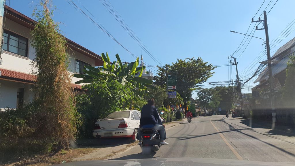 ภาพถนนตรงที่ ไก่ย่างเปรมชัย ตั้งอยู่ ถ่ายโดย jrcarlsen พ.ศ. 2564 (2021) · A street-level view of where ไก่ย่างเปรมชัย · Kainga Prem Chai stands, by jrcarlsen in 2564 (2021)
