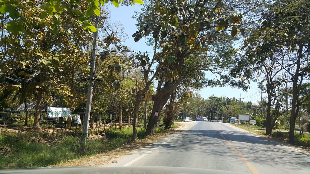 ภาพถนนตรงที่ Am 612 สถานีวิทยุ ม.ก.เชียงใหม่ ตั้งอยู่ ถ่ายโดย jrcarlsen พ.ศ. 2560 (2017) · A street-level view of where Am 612 สถานีวิทยุ ม.ก.เชียงใหม่ · Am 612 Sathani Wityu M.ka.Chiang Mai stands, by jrcarlsen in 2560 (2017)