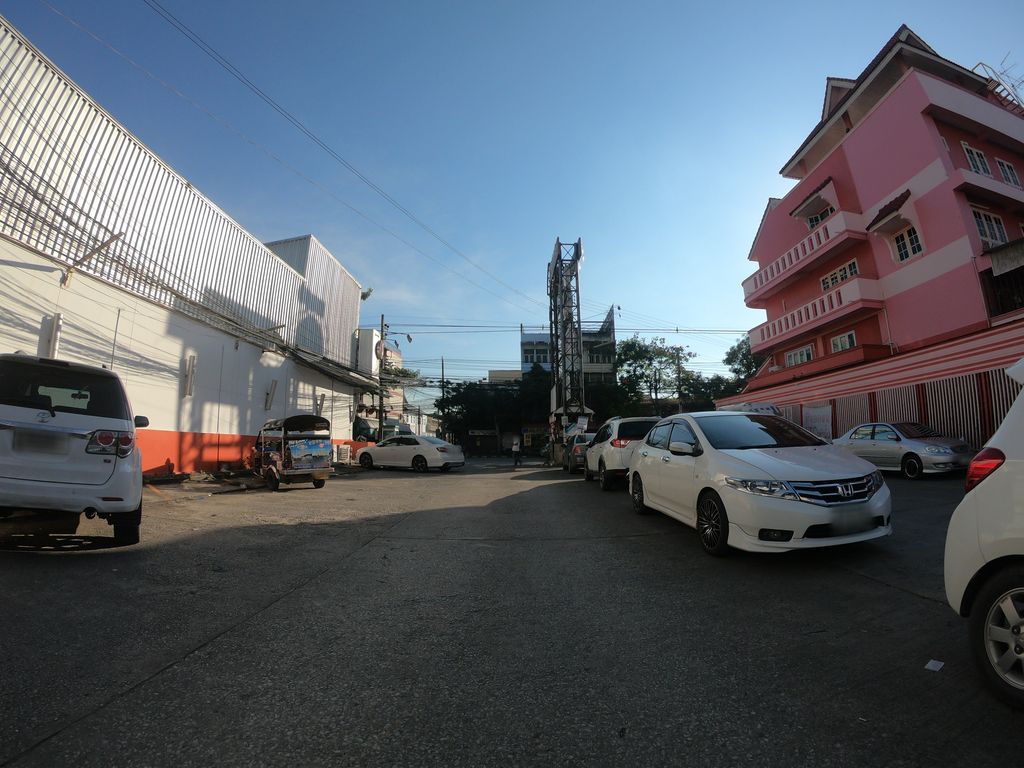 ภาพถนนตรงที่ ลวง Loin ตั้งอยู่ ถ่ายโดย chanuwath_grab พ.ศ. 2562 (2019) · A street-level view of where ลวง Loin stands, by chanuwath_grab in 2562 (2019)