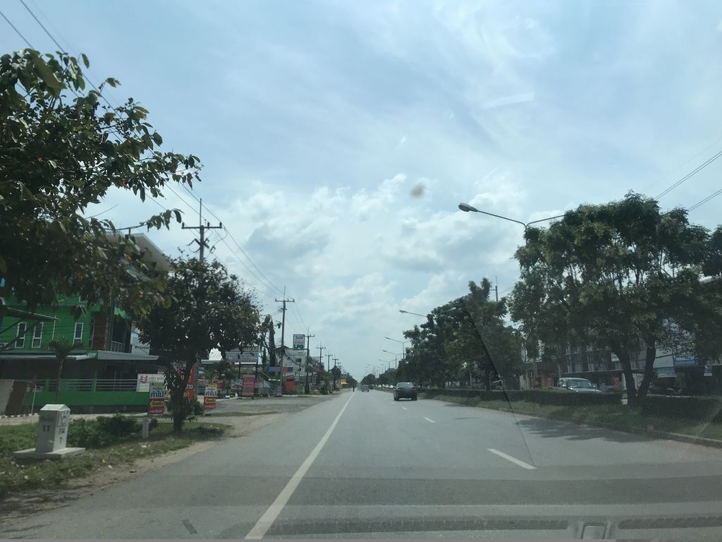 ภาพถนนตรงที่ สถานตรวจสภาพรถ แม่โจ้เซอร์วิส ตั้งอยู่ ถ่ายโดย prasert พ.ศ. 2561 (2018) · A street-level view of where สถานตรวจสภาพรถ แม่โจ้เซอร์วิส · Sathan Truatsaphaphrot Mae Jo Service stands, by prasert in 2561 (2018)
