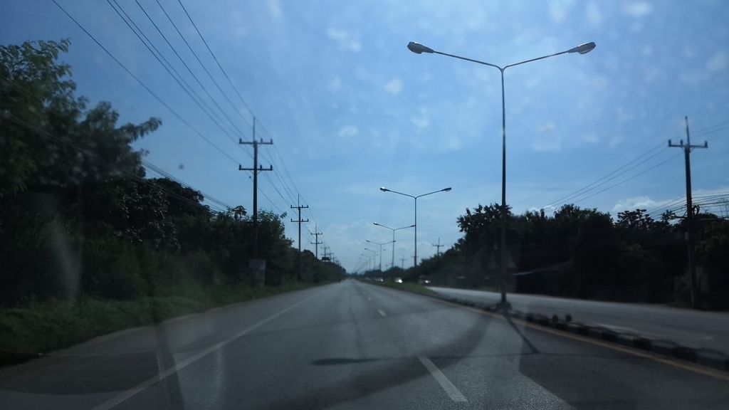 ภาพถนนตรงที่ ไม้งาม 111 ตั้งอยู่ ถ่ายโดย charlesano พ.ศ. 2561 (2018) · A street-level view of where ไม้งาม 111 · Maingam 111 stands, by charlesano in 2561 (2018)