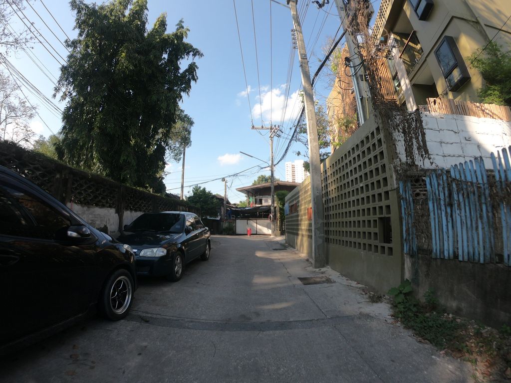 ภาพถนนตรงที่ โบสถ์คริสตจักรที่หนึ่ง ตั้งอยู่ ถ่ายโดย chanuwath_grab พ.ศ. 2562 (2019) · A street-level view of where โบสถ์คริสตจักรที่หนึ่ง · Khrittachak Thi Nueng Church stands, by chanuwath_grab in 2562 (2019)