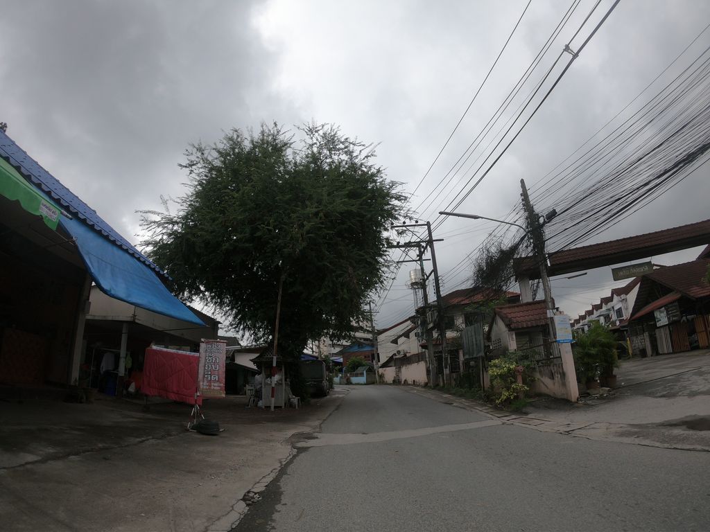 ภาพถนนตรงที่ Love Hair ตั้งอยู่ ถ่ายโดย chanuwath_grab พ.ศ. 2562 (2019) · A street-level view of where Love Hair stands, by chanuwath_grab in 2562 (2019)
