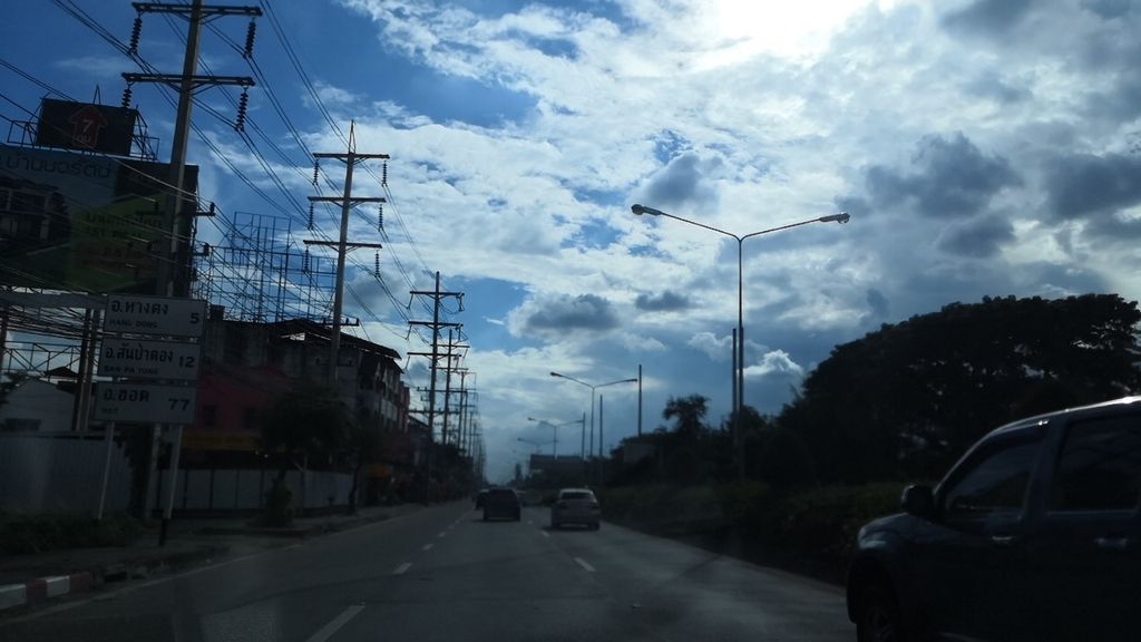 ภาพถนนตรงที่ รัศมี เฟอร์นิเจอร์ หวายเทียม ตั้งอยู่ ถ่ายโดย charlesano พ.ศ. 2561 (2018) · A street-level view of where รัศมี เฟอร์นิเจอร์ หวายเทียม · Ratmi Furniture Waithiam stands, by charlesano in 2561 (2018)