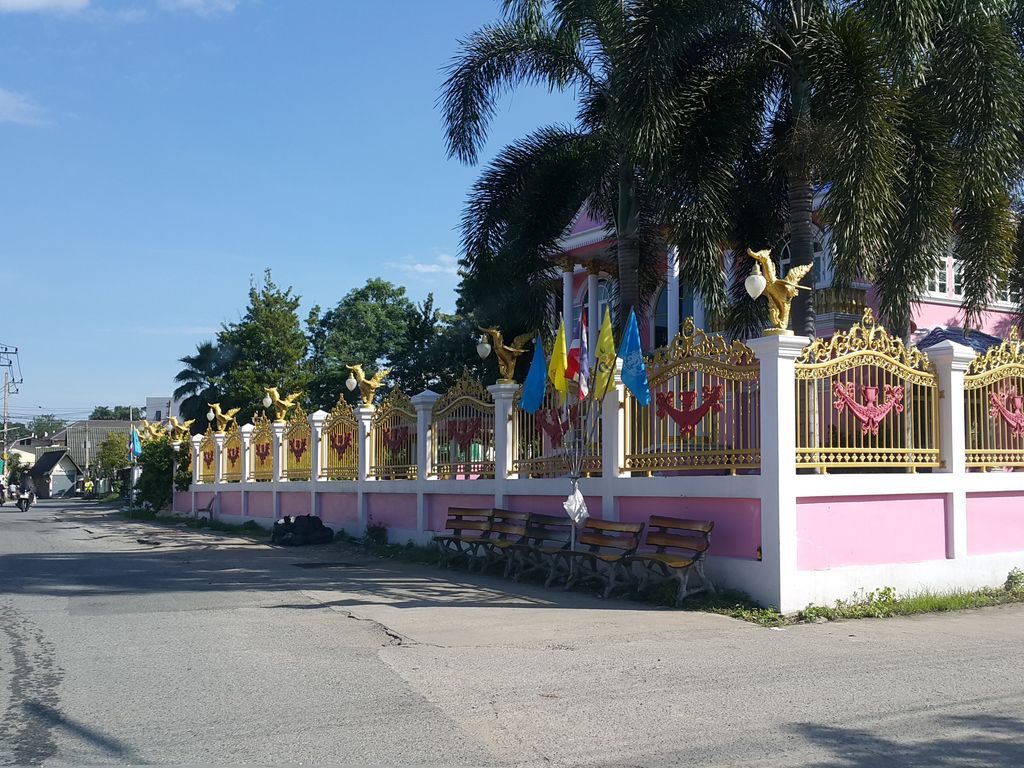 ภาพถนนตรงที่ ครัวรุ่งทิพย์ ตั้งอยู่ ถ่ายโดย jrcarlsen พ.ศ. 2558 (2015) · A street-level view of where ครัวรุ่งทิพย์ · Khrua Rungthip stands, by jrcarlsen in 2558 (2015)