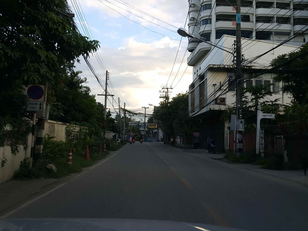 ภาพถนนตรงที่ The Flowery Home Chiangmai ตั้งอยู่ ถ่ายโดย jrcarlsen พ.ศ. 2558 (2015) · A street-level view of where The Flowery Home Chiangmai stands, by jrcarlsen in 2558 (2015)