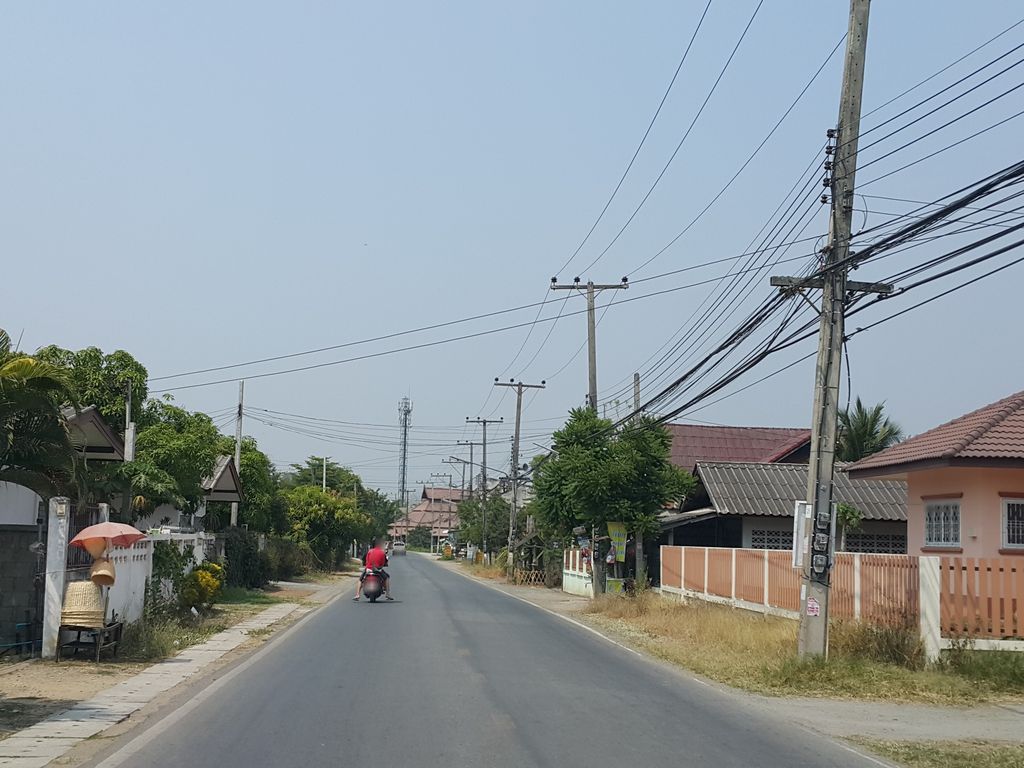 ภาพถนนตรงที่ ล้าน อิ่มพุง ตั้งอยู่ ถ่ายโดย jrcarlsen พ.ศ. 2559 (2016) · A street-level view of where ล้าน อิ่มพุง · Lan Imphung stands, by jrcarlsen in 2559 (2016)