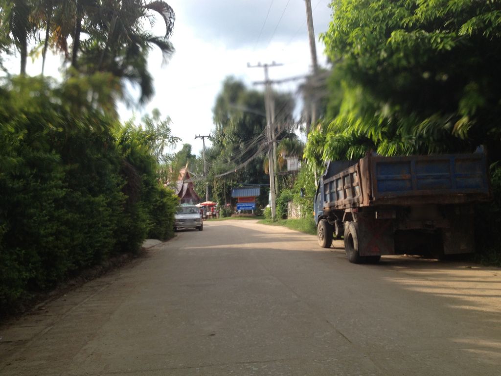 ภาพถนนตรงที่ La Villa de Madame Su ตั้งอยู่ ถ่ายโดย jimwatana พ.ศ. 2558 (2015) · A street-level view of where La Villa de Madame Su stands, by jimwatana in 2558 (2015)